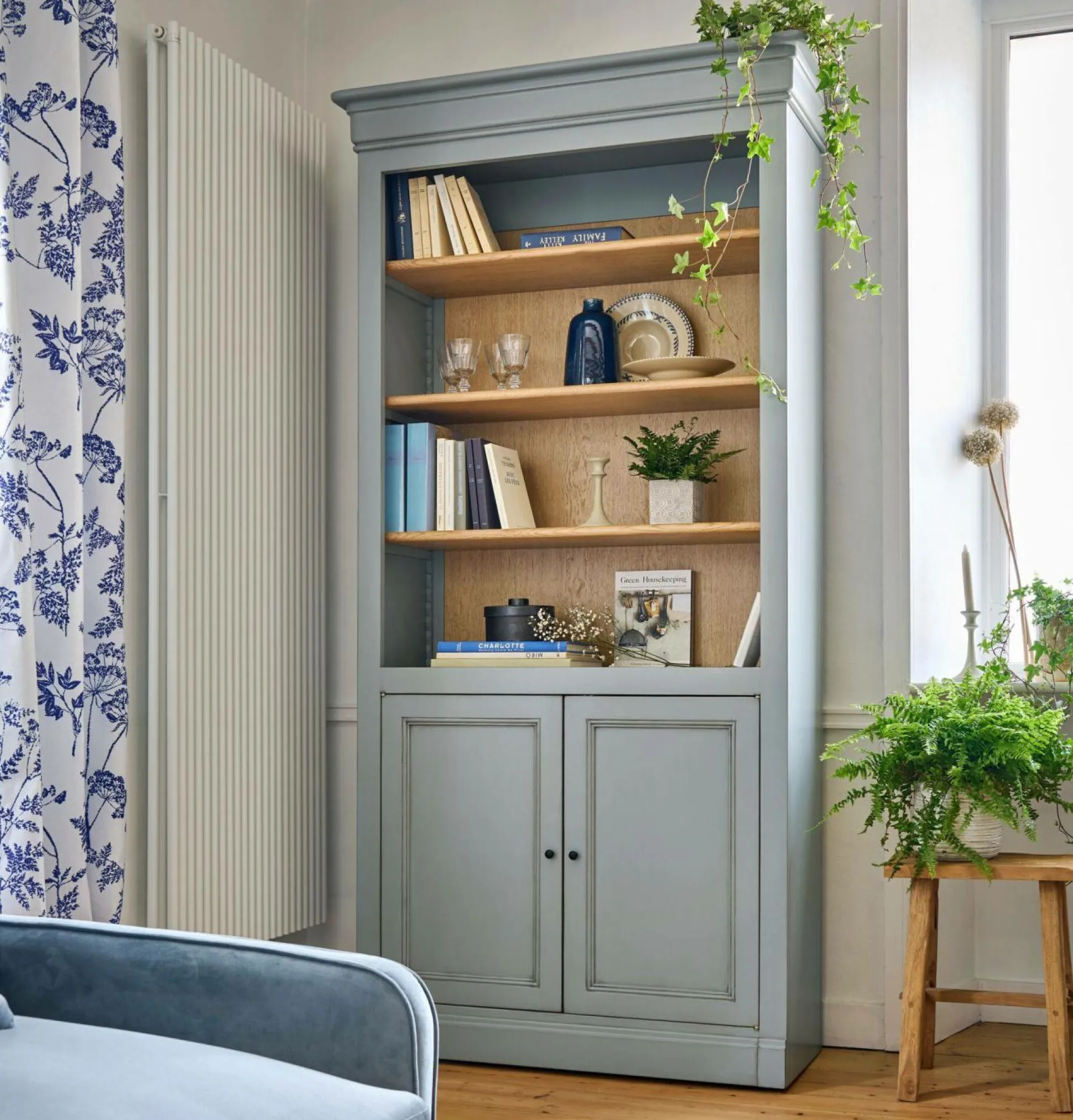 Bibliothèque bois massif 2 portes Embellie - Gris