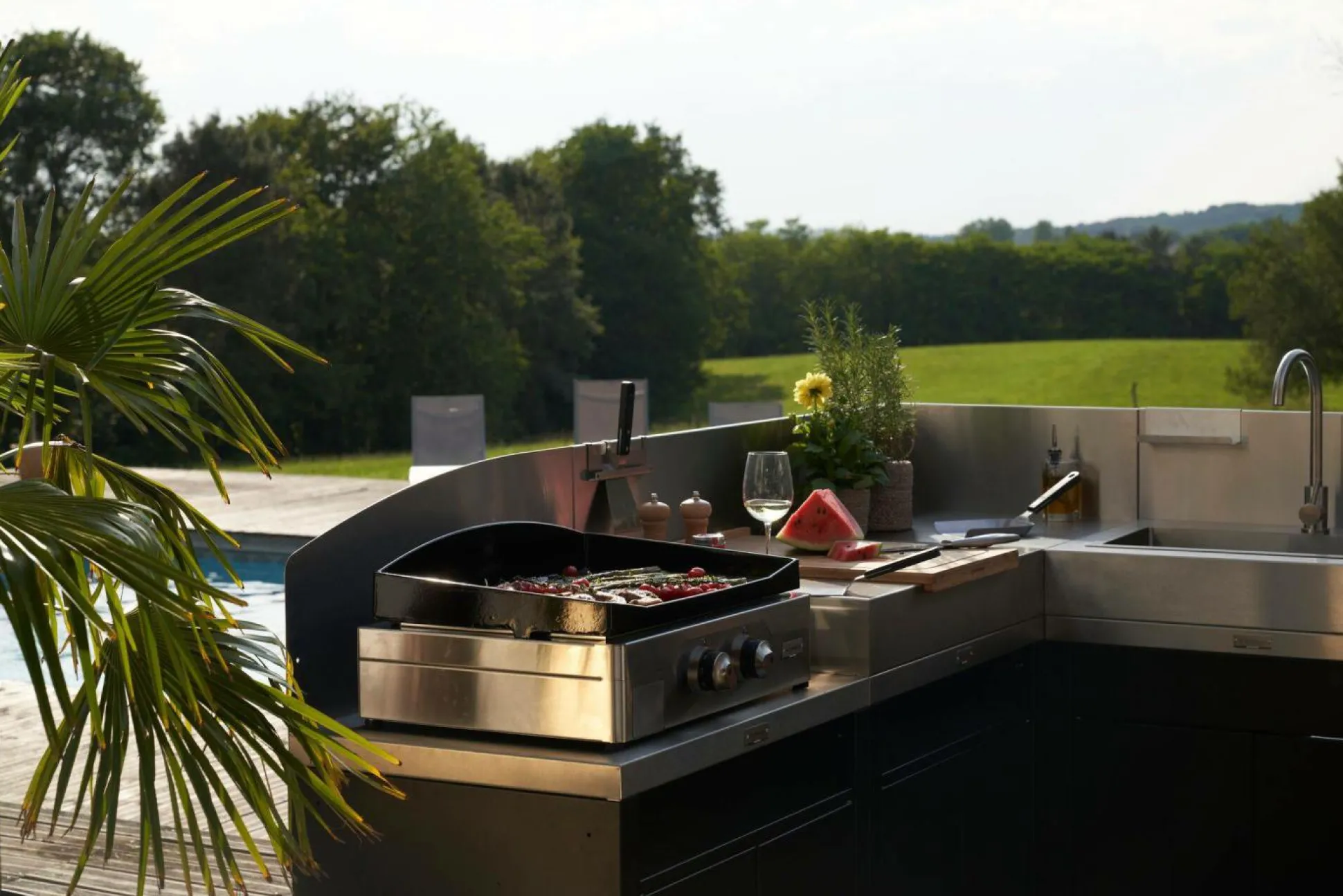 LE MARQUIER Cuisine d'Extérieur en Angle 5 Éléments avec Crédence en Acier Noir - Noir
