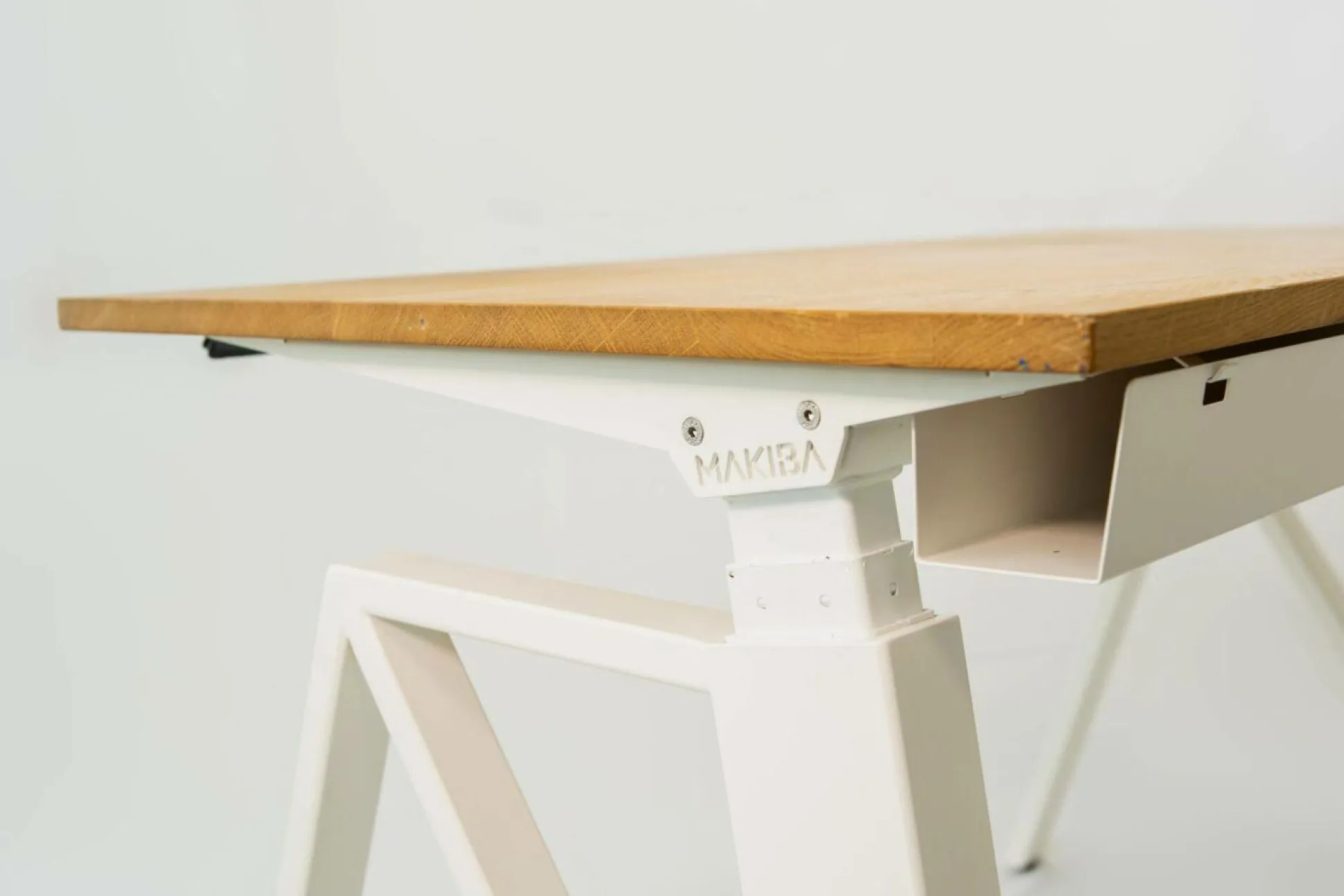 MAKIBA Bureau électrique assis-debout ergonomique Maxime - Plateau Bois Clair/Pied Blanc - Largeur 140 cm