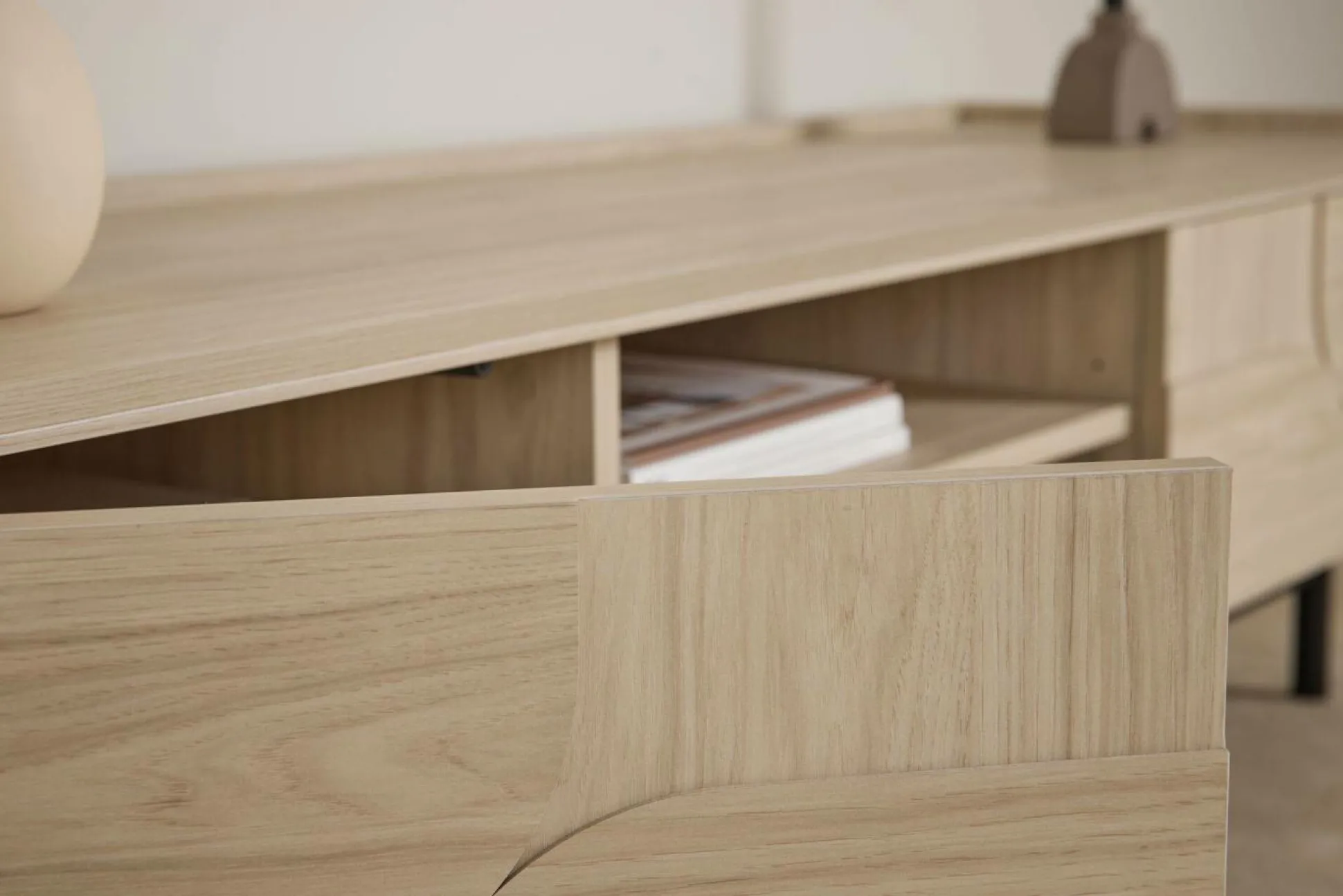 Meuble TV décor bois pieds métal 2 portes Mila