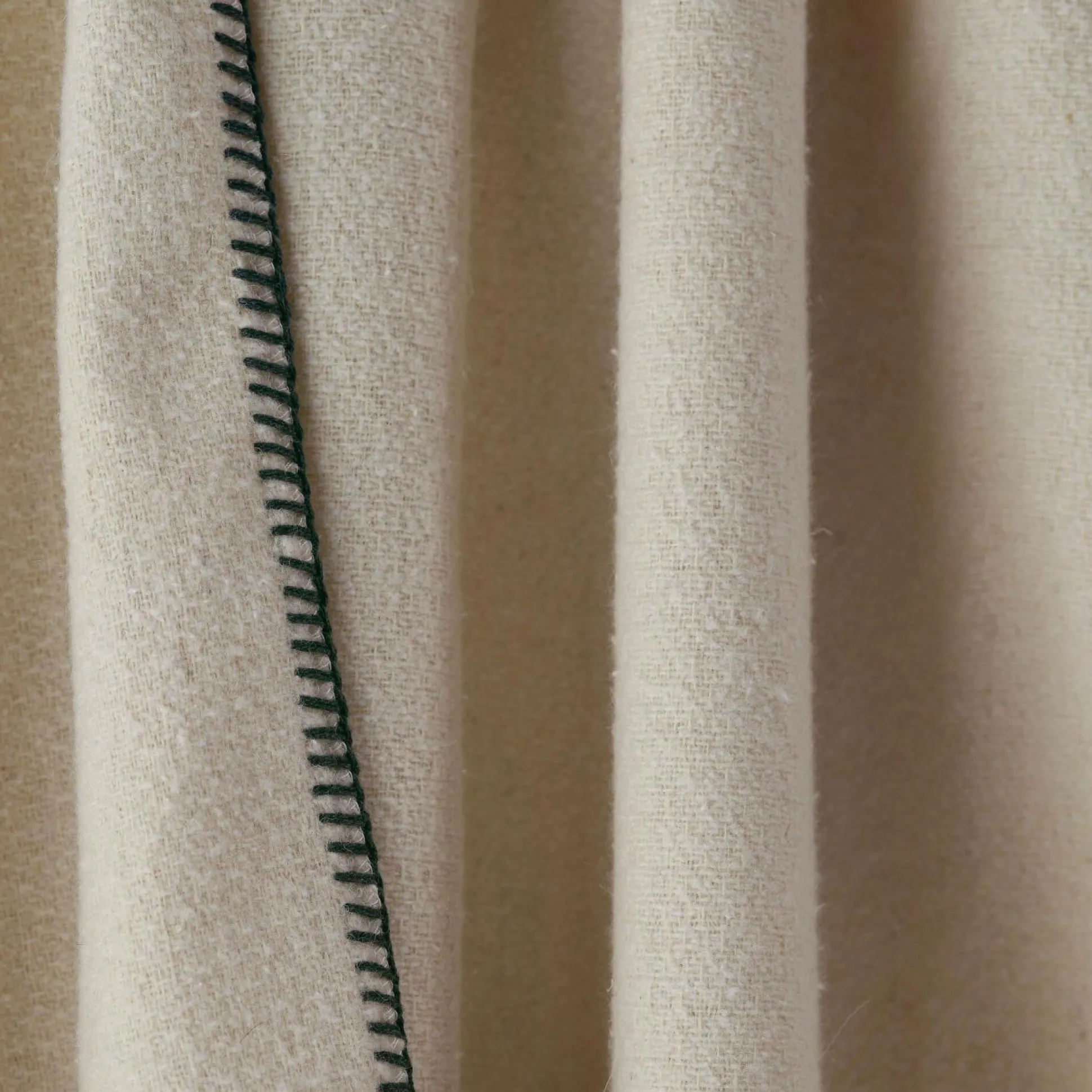 Plaid poncho multifonction en laine Pema - Meringue