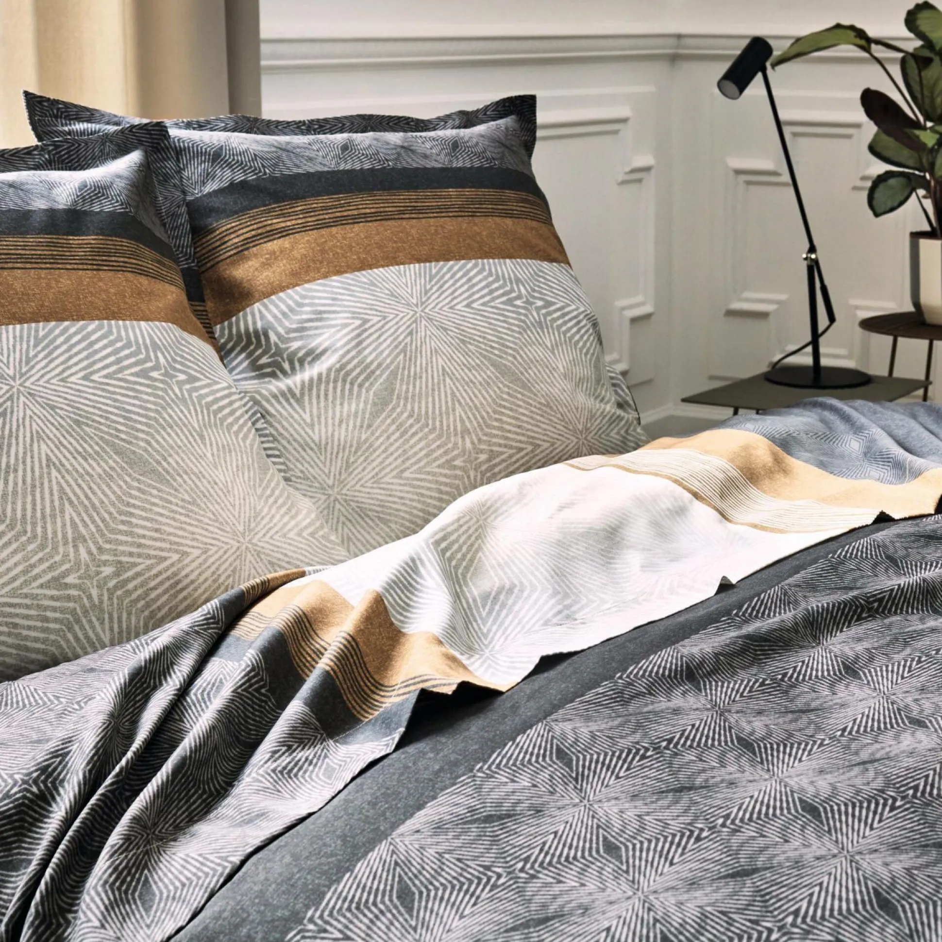 TRADILINGE Taie d'oreiller satin Tiago Noir - 50 x 70 cm